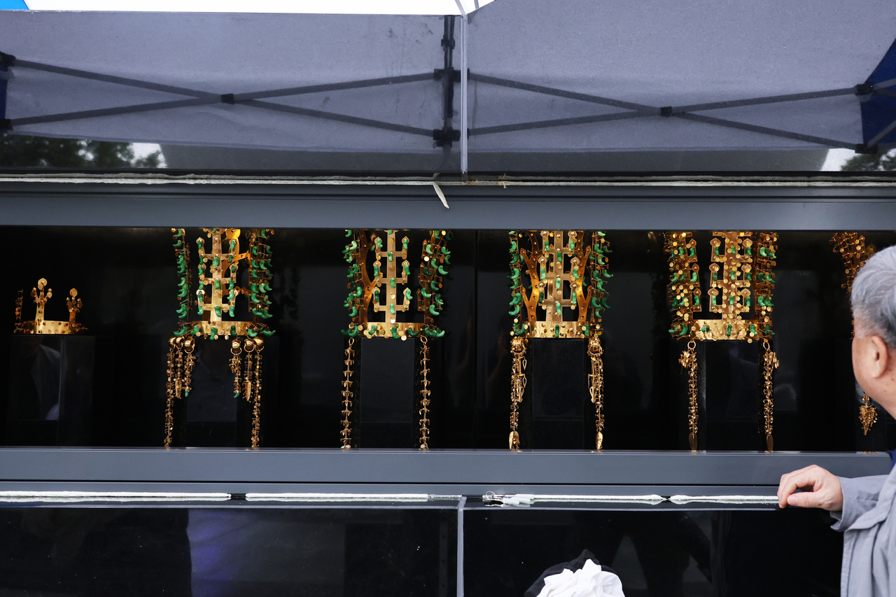 Replica models of a gold crown from the ancient Silla Kingdom (circa 5th–6th century) are installed near Bomun Lake at the Bomun Tourist Complex in Gyeongju, North Gyeongsang Province, on Wednesday, ahead of the APEC summit. The crown symbolizes Gyeongju’s rich cultural heritage as the former capital of the Silla Kingdom. (Yonhap)