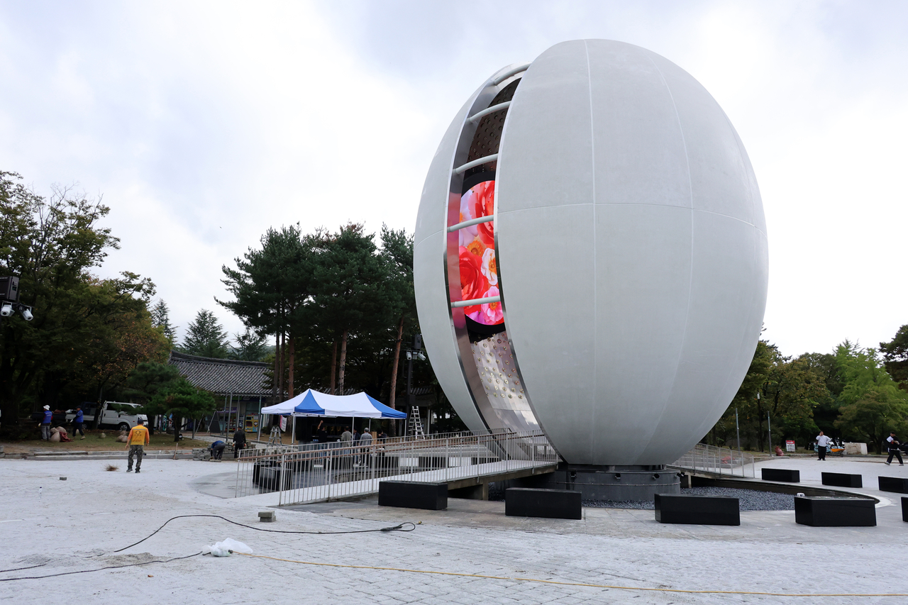 A symbolic sculpture for the APEC summit is being installed near Bomun Lake in the Bomun Tourist Complex of Gyeongju, North Gyeongsang Province, Wednesday. (Yonhap)