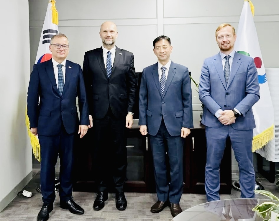 Josef Belica (second from left), regional governor of Moravian-Silesian, poses at Seoul City Hall on a recent visit to South Korea. (Czech Republic Embassy)