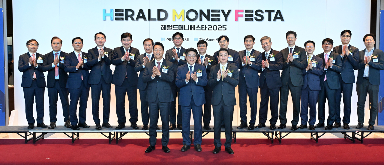 Business leaders from financial sectors pose for a photo during the opening ceremony of the Herald Money Festa at Coex, Seoul, Thursday. In the front row are Herald Media Group CEO Choi Jin-young (center), Financial Services Commission Chair Lee Eog-weon (right) and Seoul Mayor Oh Se-hoon. (Im Se-jun/The Korea Herald)
