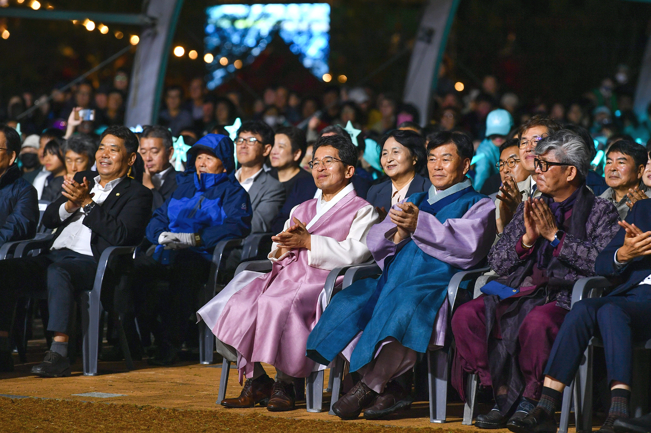 유정근  영주시장 권한대행과 김병기 시의회의장,이창구 축제위원장등이 개막행사 축하 공연을 즐기고 있다.[영주시 제공]