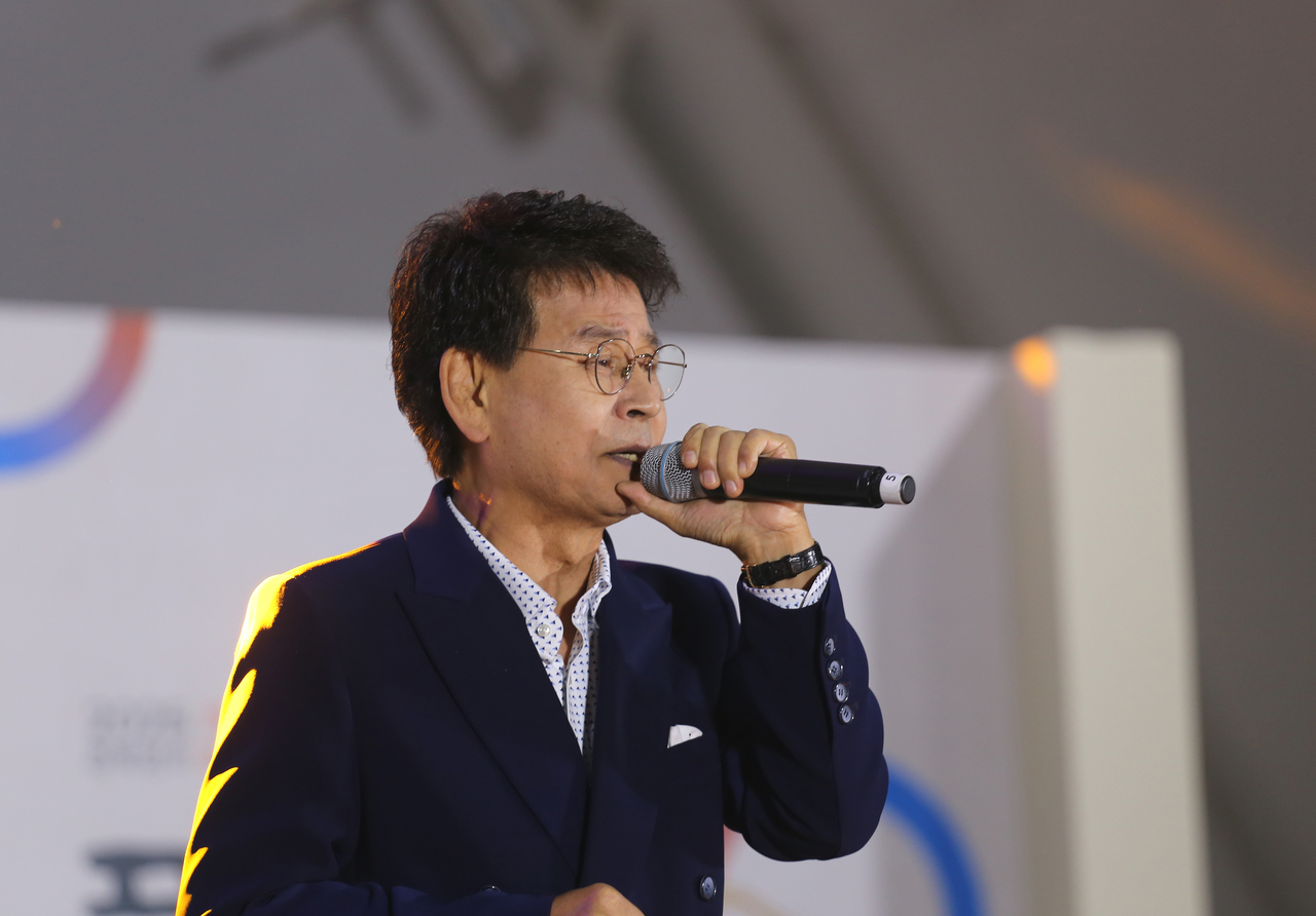 인기가수 연모의 주인공 박우철씨가 무대에 오르자 관중석이 열띤 환호로 맞이 했다.[사진=김성권 기자]