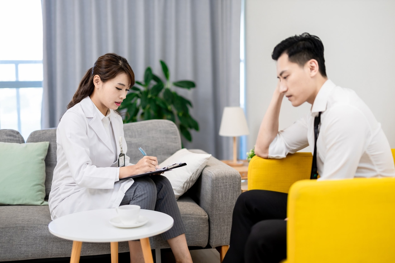 A therapist listens to a patient during a mental health counseling session. (123rf)