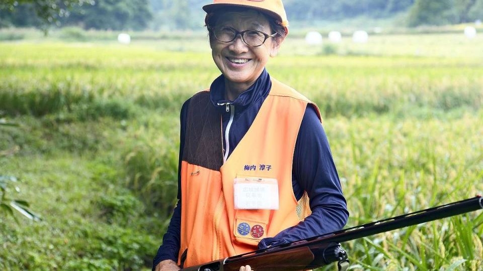 Atsuko Umenai, the sole female hunter in Hirono, Iwate prefecture, holds a hunting rifle.    (Japan News)