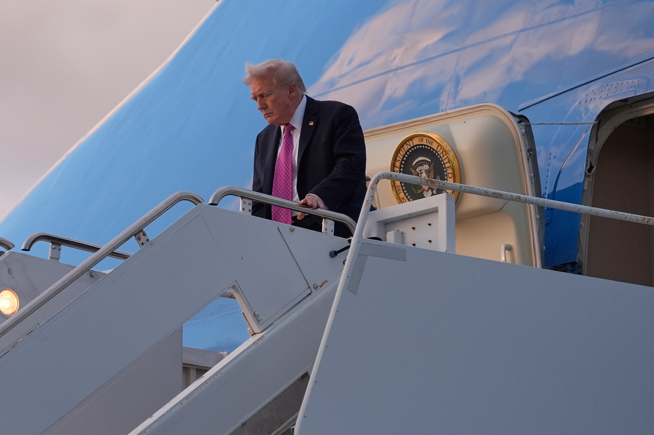 President Donald Trump arrives on Air Force One at Palm Beach International Airport in West Palm Beach, Fla., Friday. (AP-Yonhap)