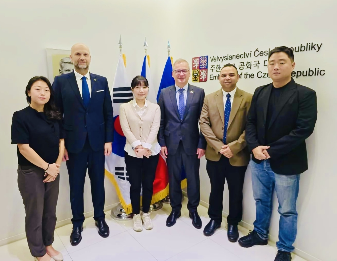 Josef Belica (second from left), regional governor of Moravian-Silesian and Czech Ambassador to Korea Ivan Jancarek(third from right) pose for a photo with reporters after a group interview at Czech Republic Embassy in Seoul. (Czech Republic Embassy)