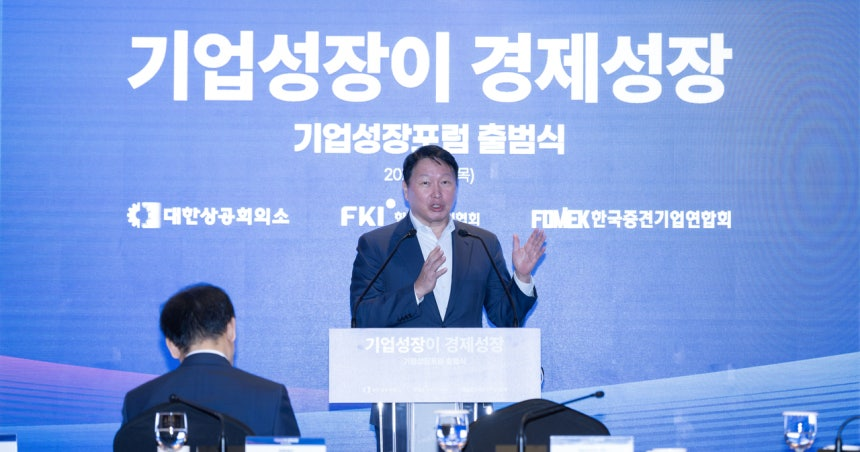 SK Group Chair Chey Tae-won delivers a keynote speech at a business forum launching event in Seoul on Oct. 4. (Im Se-jun/The Korea Herald)