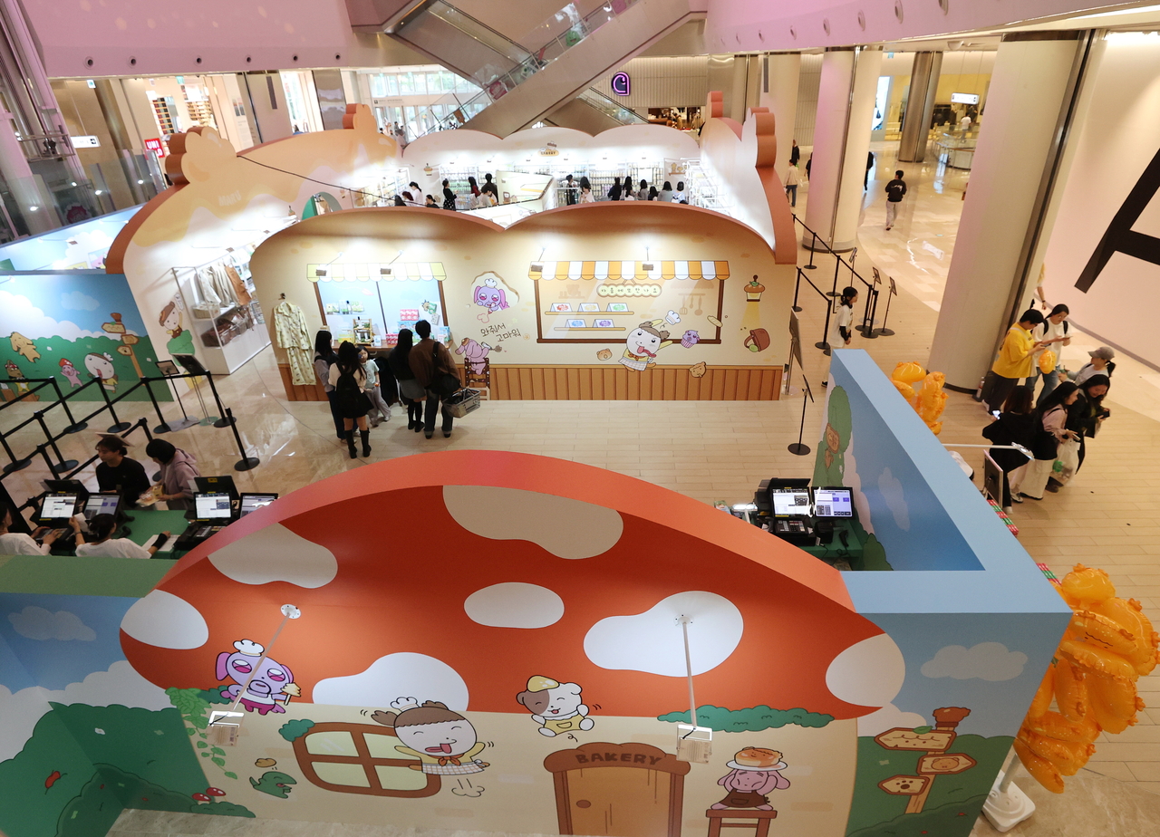 People view pop-up stores and booths at the 2025 World Webtoon Festival at Lotte World Mall in Seoul on Thursday.  (Yonhap)