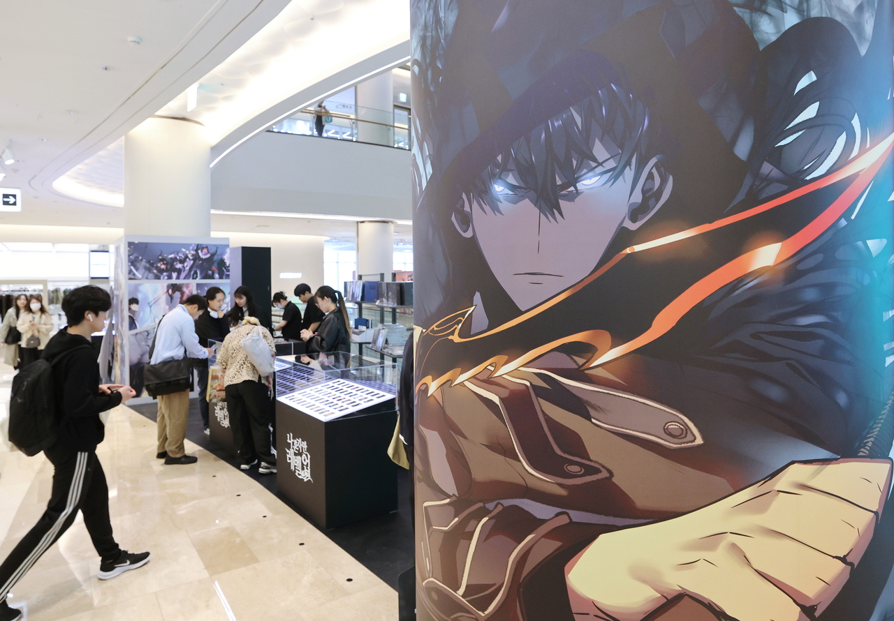 People look view booths at the 2025 World Webtoon Festival at Lotte World Mall in Seoul on Thursday. (Yonhap)