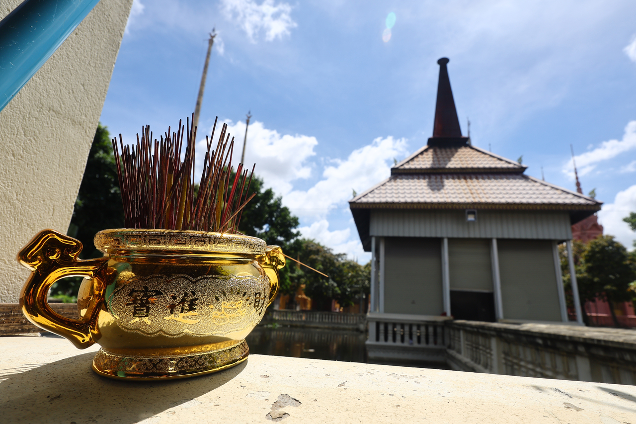 This photo shows Tuek Thla Pagoda in Phnom Penh, Cambodia, where the body of a 22-year-old student, who is believed to have died of torture inside a Cambodian scam compound, is kept ahead of a joint autopsy. (Yonhap)