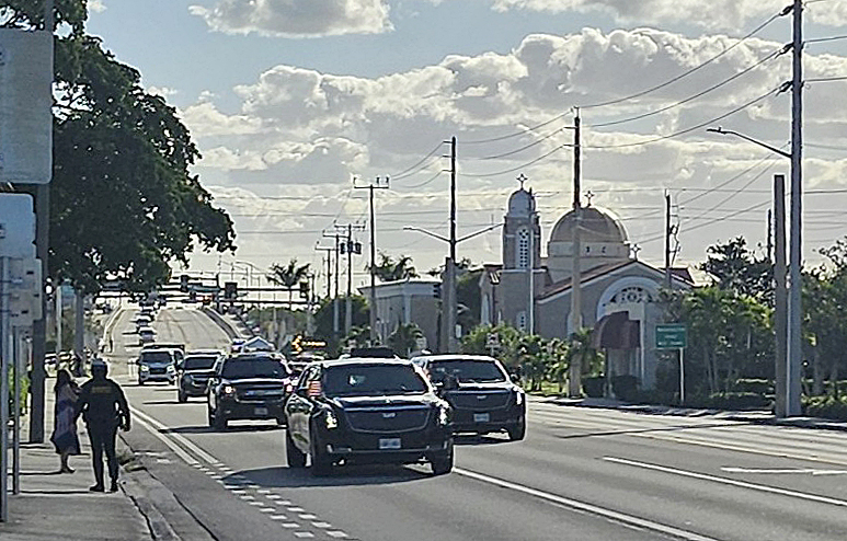President Donald Trump’s motorcade moves through Mar-a-Lago as he hosts business leaders from South Korea, Japan and Taiwan for a golf outing on Saturday. (Yonhap)