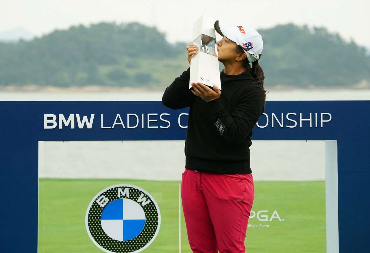Kim Sei-young of South Korea kisses the trophy after winning the BMW Ladies Championship at Pine Beach Golf Links in Haenam, South Jeolla Province, on Oct. 19, 2025, in this photo provided by the tournament organizing committee. (Yonhap)