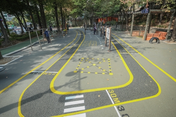 A senior playground within Jangsu Park in Yangcheon-gu features ground paintings for traditional Korean games like yutnori. (Seoul City)