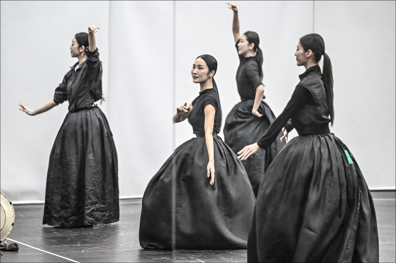 Dancers rehearse for "Mimesis" at the Sejong Center in Seoul, Monday. (Sejong Center for the Performing Arts)