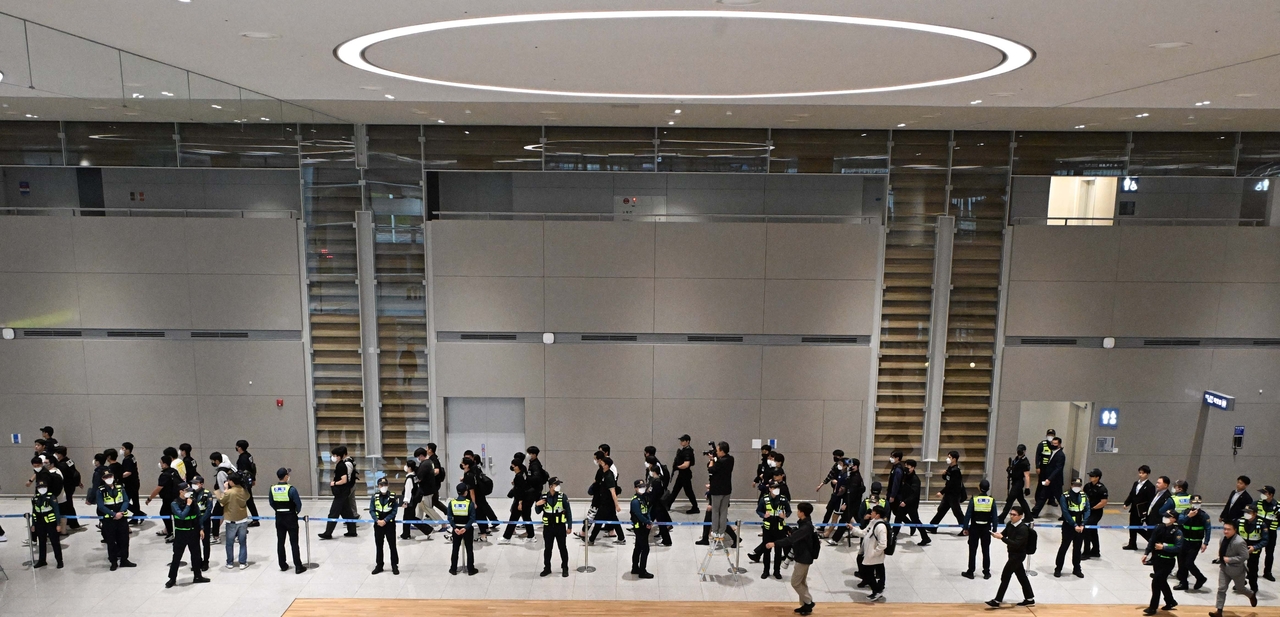 South Koreans who were detained in Cambodia over their alleged involvement in online scams arrive at Incheon International Airport, a key gateway to Korea, on Saturday, after Cambodia decided to repatriate them. (Yonhap)
