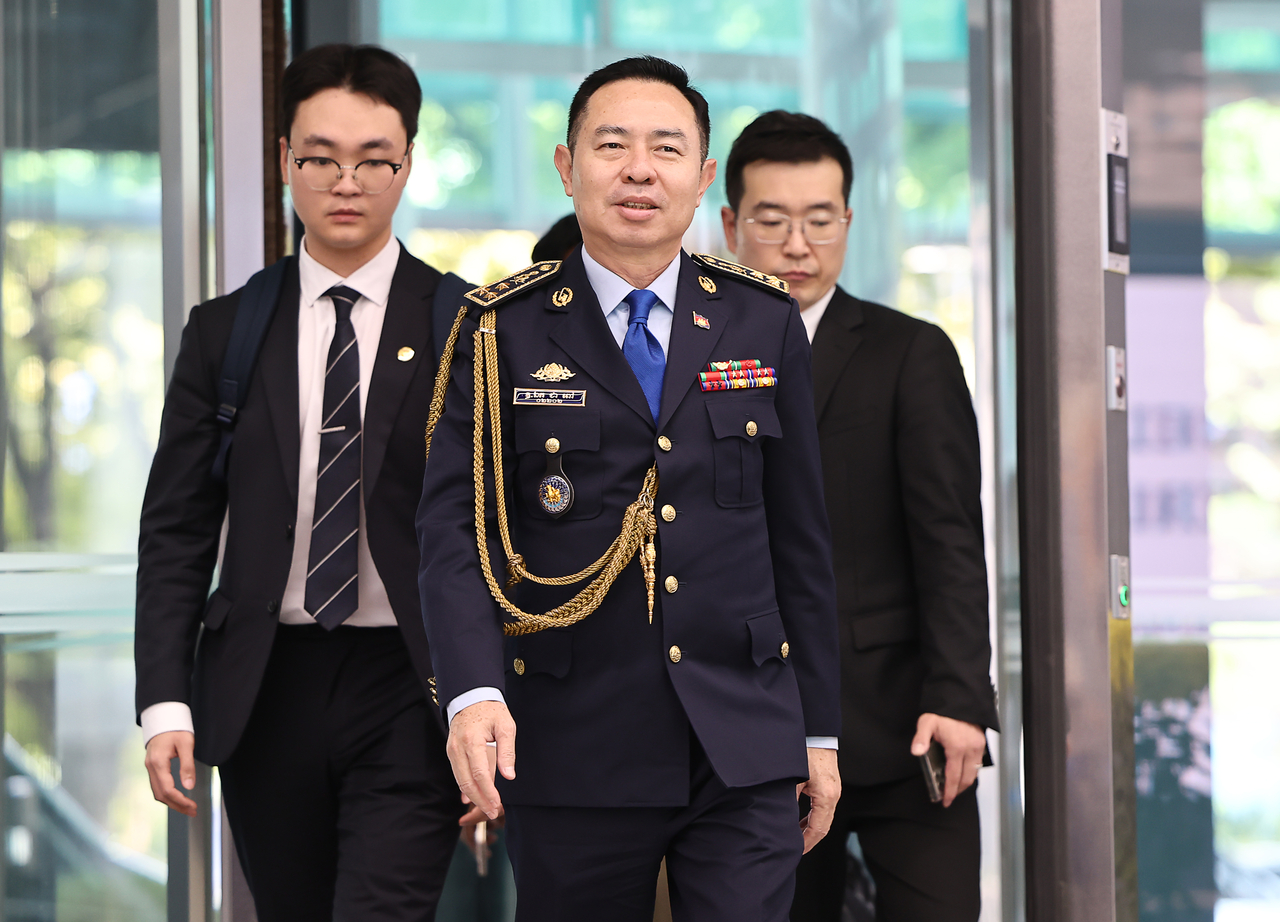 The deputy commissioner general of the Cambodian National Police (center) visits the Korean National Police Agency headquarters in Seoul on Monday for a meeting with acting commissioner Yoo Jae-seong to discuss rising concerns over Cambodia-based scam networks and the establishment of a Korean Desk in the Southeast Asian country. (Yonhap)