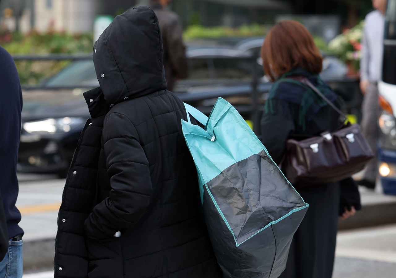 A pedestrian wearing a thick winter jacket is seen at Gwanghwamun Square on Monday, as morning temperatures dropped to 5 degrees Celsius. (Yonhap)