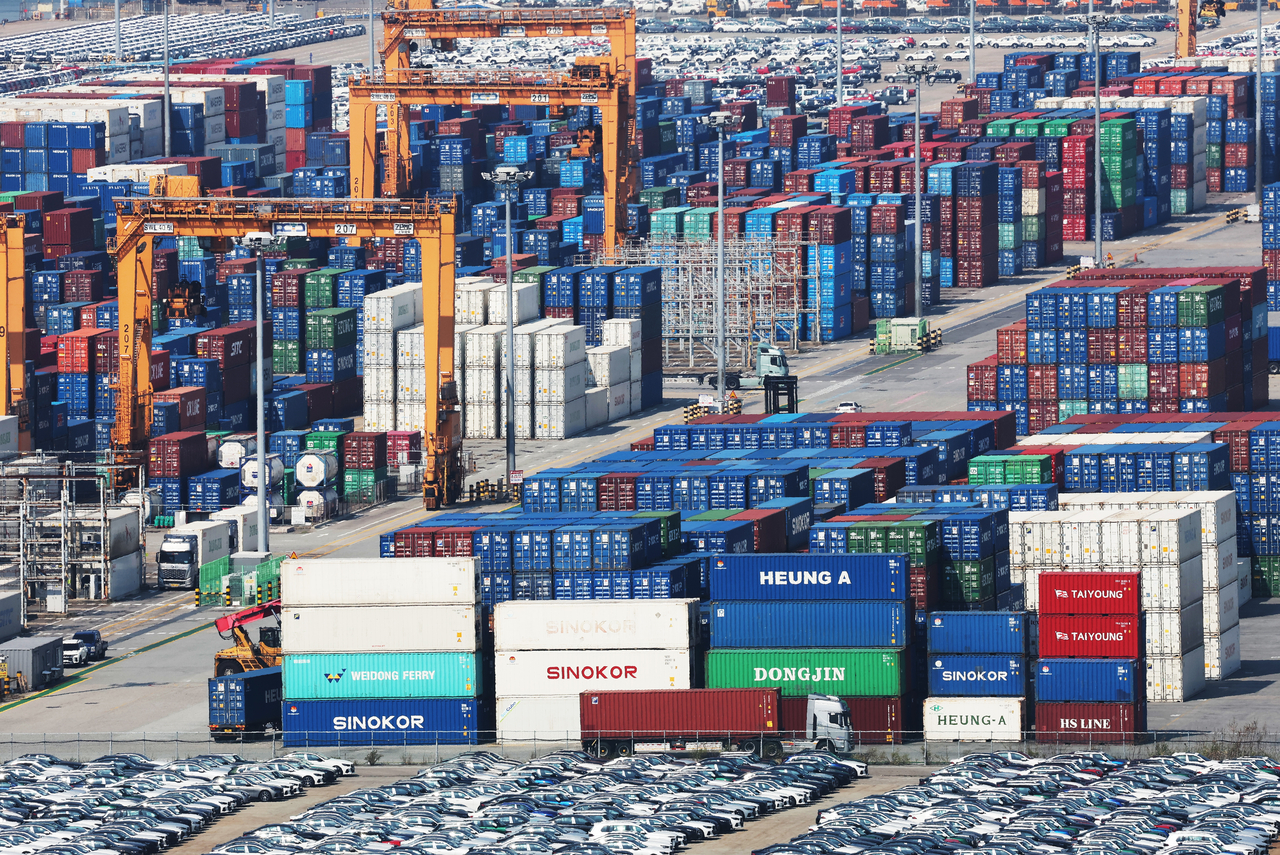 Containers stacked at Pyeongtaek Port in Pyeongtaek, Gyeonggi Province, Oct. 1. (Yonhap)
