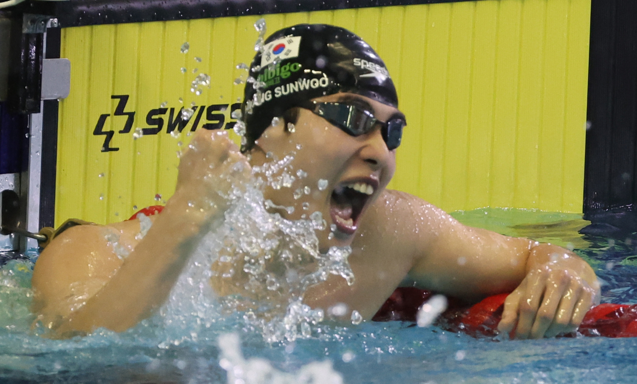 Hwang Sun-woo celebrates his record-breaking performance in the men's 200-meter freestyle final at the National Sports Festival at Sajik Indoor Swimming Pool at Busan Sports Complex in the southeastern city of Busan on Friday. (Yonhap)