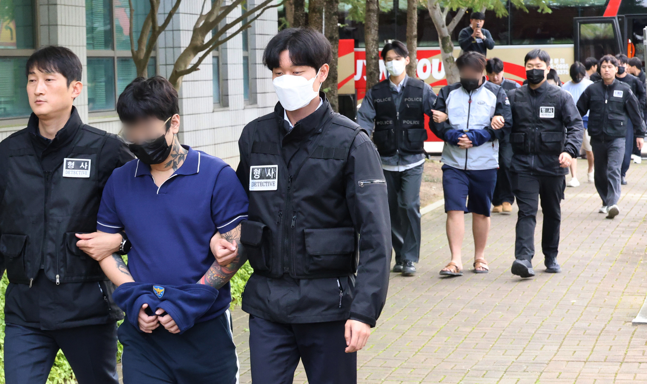 Suspects extradited from Cambodia are escorted to the Daejeon District Court’s Hongseong Branch in South Chungcheong Province to attend a pretrial detention hearing on Monday. (Yonhap)
