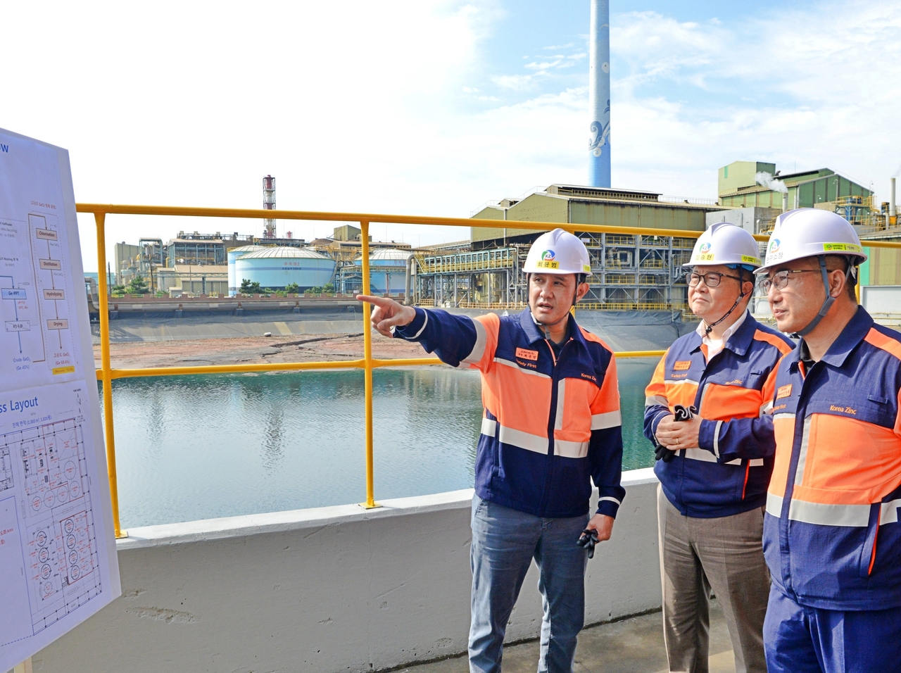 Korea Zinc Chairman Choi Yun-birm (left) speaks with company officials while inspecting the construction site of a new germanium production facility at the Onsan smelter in Ulsan on Sept. 29. (Korea Zinc)