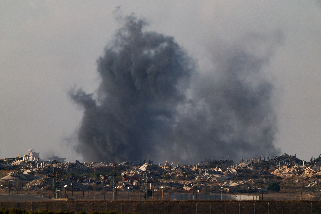 Smoke rises from Gaza following an explosion, as seen from Israel, on Sunday. Reuters-Yonhap