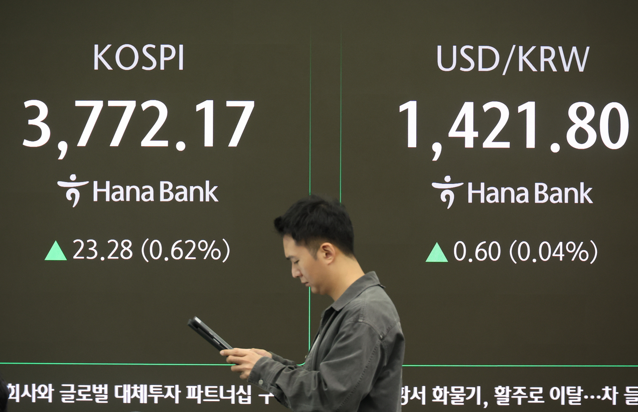 An electronic board showing the Korea Composite Stock Price Index at a dealing room of the Hana Bank headquarters in Seoul on Monday. (Yonhap)