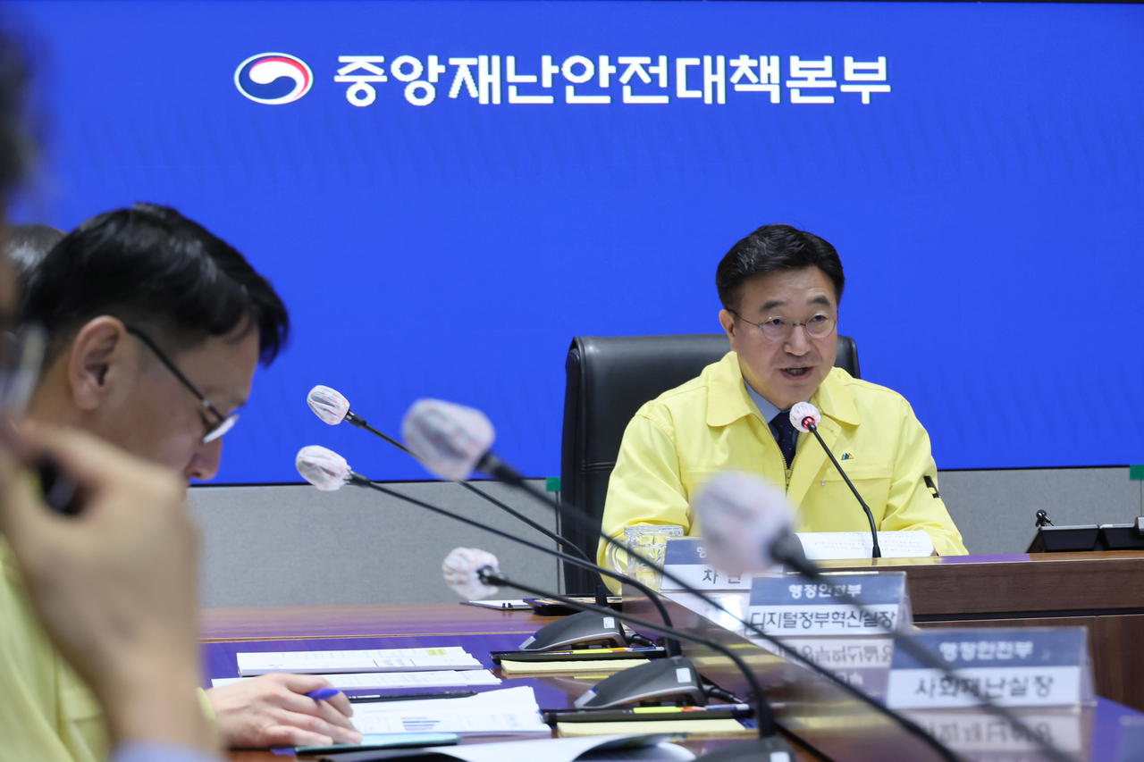 Interior Minister Yun Ho-jung (R) speaks at a meeting of the Central Disaster and Safety Countermeasures Headquarters at the government complex in Seoul on Thursday. (Yonhap)