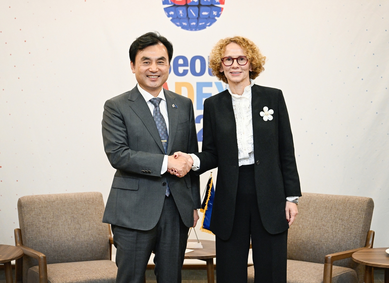 Defense Minister Ahn Gyu-back (left) and Radmila Shekerinska, deputy secretary general of North Atlantic Treaty Organization, pose for a photo during their meeting in Goyang, South Korea, on Monday. (Defense Ministry)