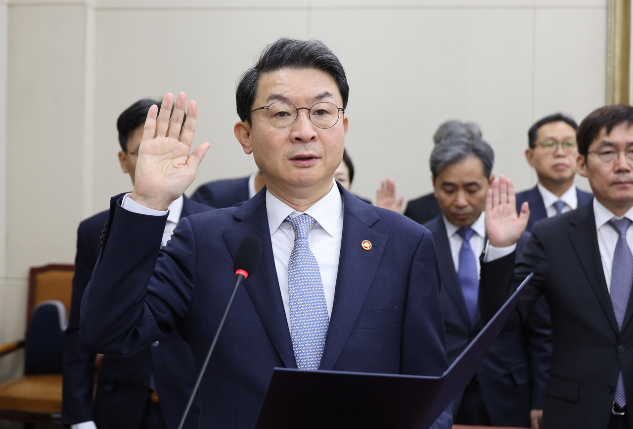 Lee Eog-weon, the chairman of the Financial Services Commission, takes an oath during a parliamentary inspection of his agency at the National Assembly in Seoul on Monday. (Yonhap)