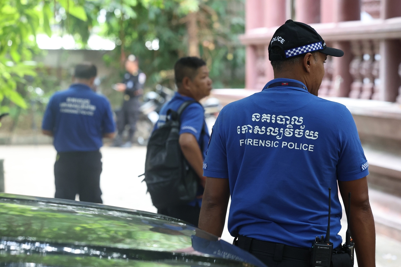 Cambodian forensic police stand near the morgue area at Tuktla Temple in Phnom Penh on Monday to maintain security during the investigation. (Yonhap)