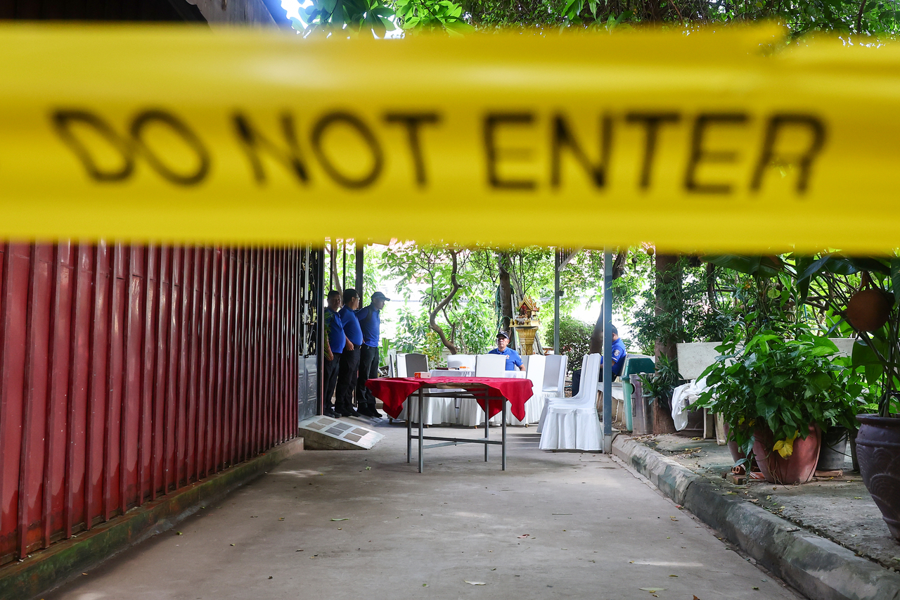 A police line is set up in front of a mortuary in Phnom Penh, Cambodia, on Monday, where a joint autopsy was being conducted for a South Korean university student who was allegedly kidnapped and killed by a criminal organization. (Yonhap)