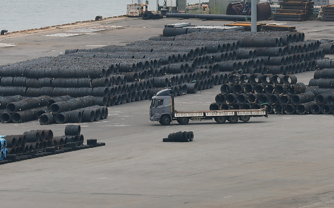 This photo shows stacks of steel products at Pyeongtaek Port in Pyeongtaek, Gyeonggi Province, on Oct. 12. (Yonhap)