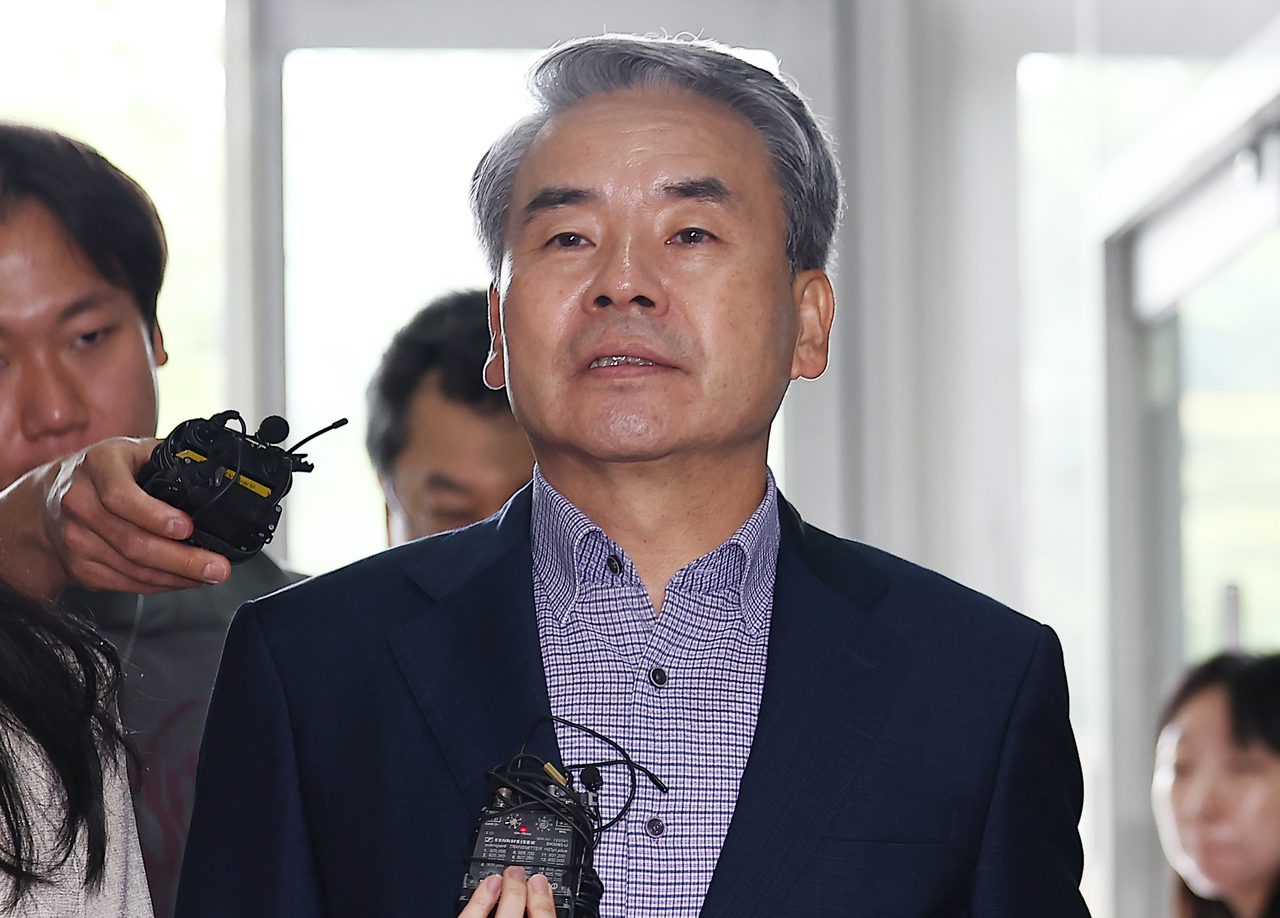 Former Defense Minister Lee Jong-sup appears before a special counsel team to be questioned about allegations of interfering in a military probe into the 2023 death of a young Marine at the team's office in southern Seoul in this file photo taken Sept. 26. (Yonhap)