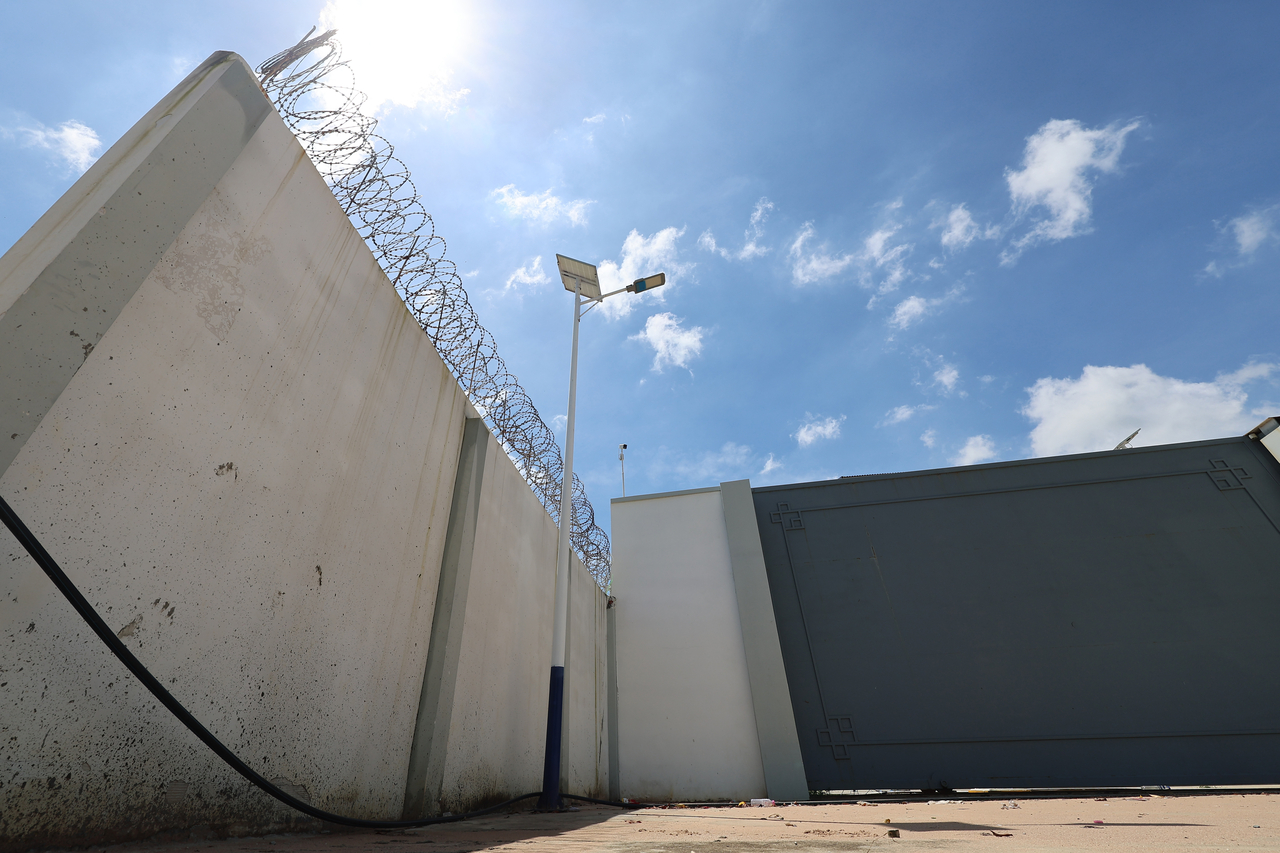 A wall topped with barbed wire is seen surrounding a presumed criminal complex near Phnom Penh, Cambodia, on Thursday. (Yonhap)