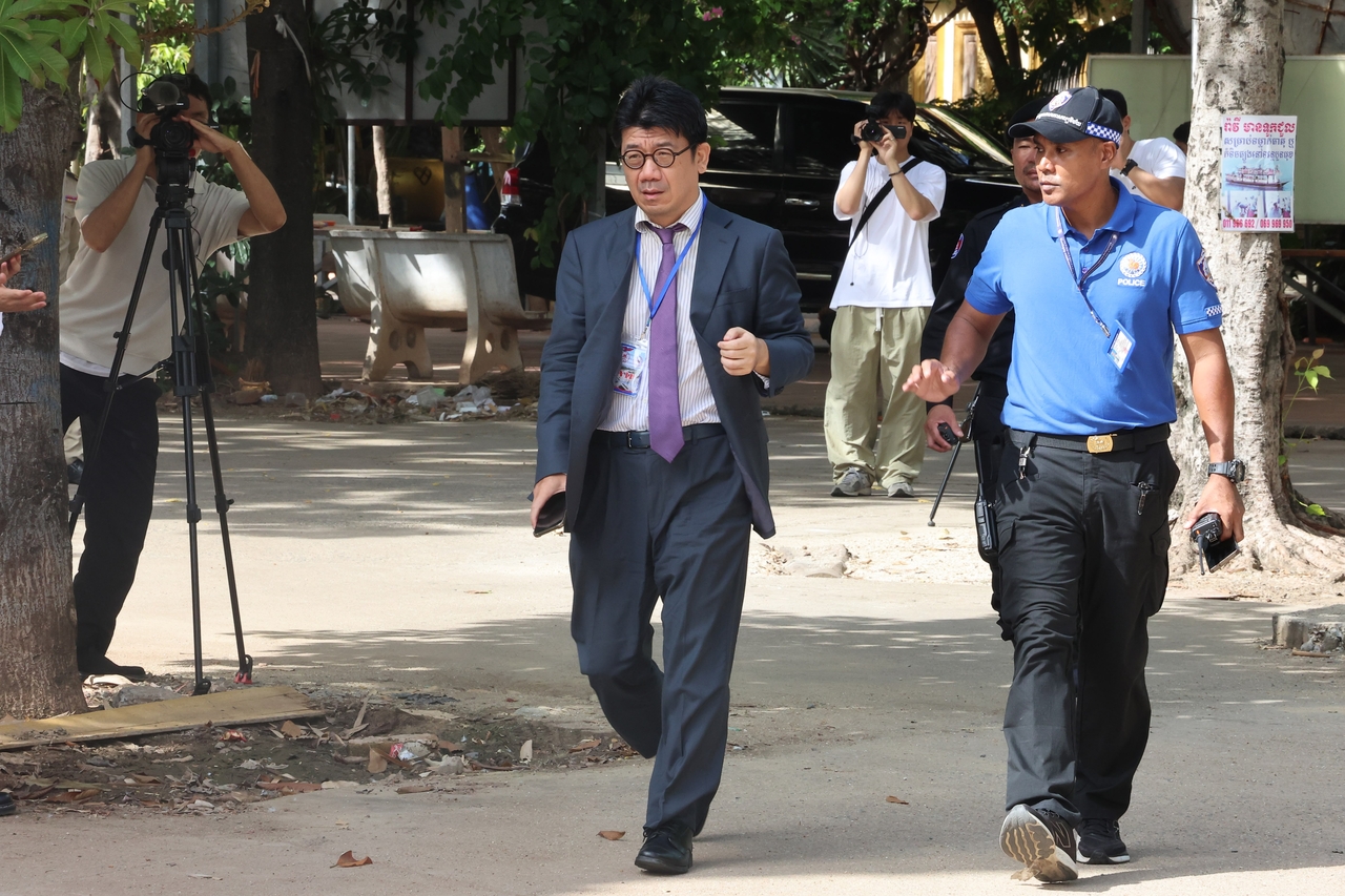 South Korean acting Ambassador to Cambodia Kim Hyun-soo arrives at Tuktla Temple in Phnom Penh on Monday morning to observe the joint autopsy of a Korean college student found murdered after being kidnapped by an organized crime group. (Yonhap)