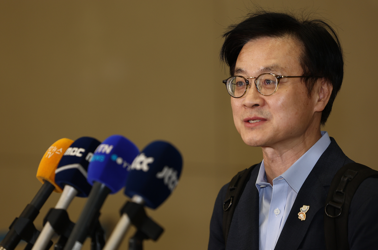 South Korea's Industry Minister Kim Jung-kwan speaks to reporters at Incheon International Airport on Monday. (Yonhap)
