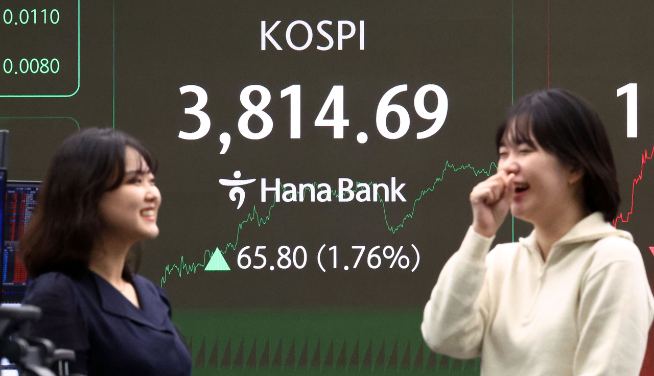 An electronic board showing the Korea Composite Stock Price Index at a dealing room of the Hana Bank headquarters in Seoul on Monday. (Yonhap)