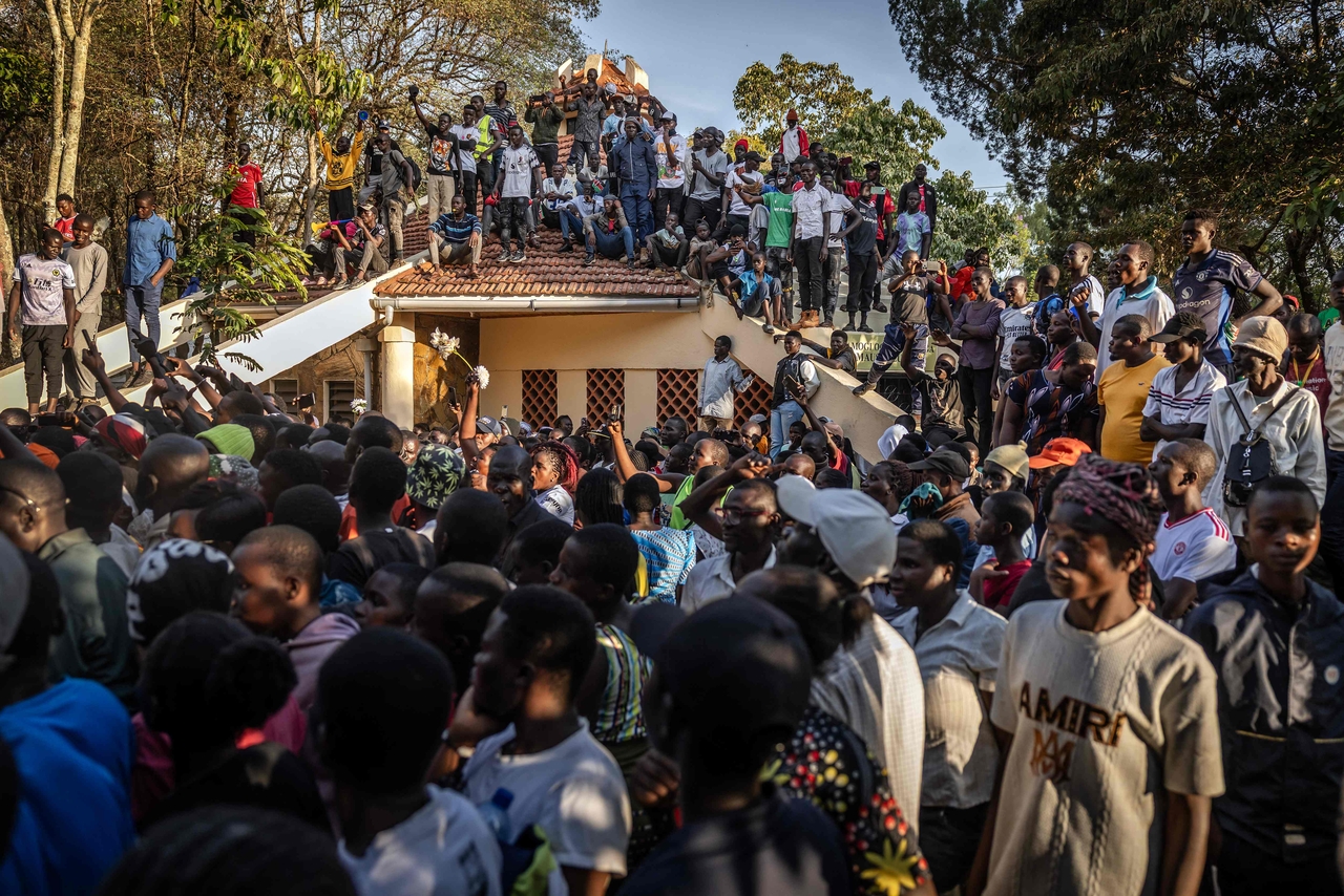 Mourners and supporters chant slogans on top of the Jaramogi Oginga Odinga Mausoleum, named after the father of Raila Odinga, during a burial ceremony in Bondo, Kenya, Sunday. (AFP-Yonhap)