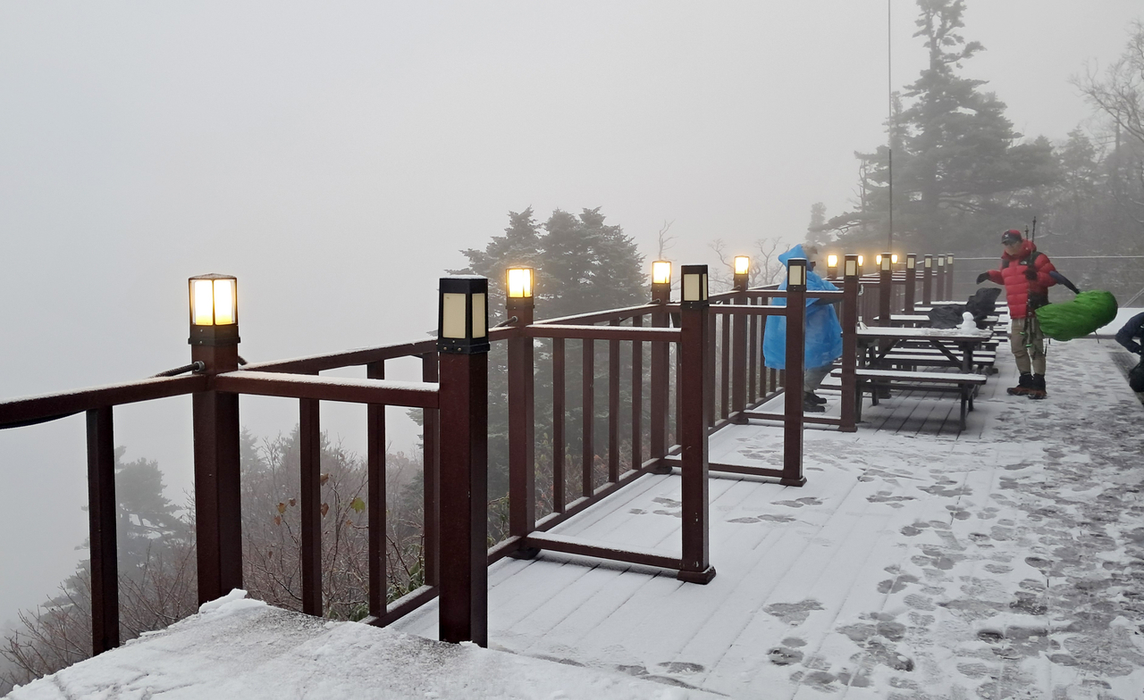 A deck on Seoraksan is covered in snow on Monday. (Yonhap)