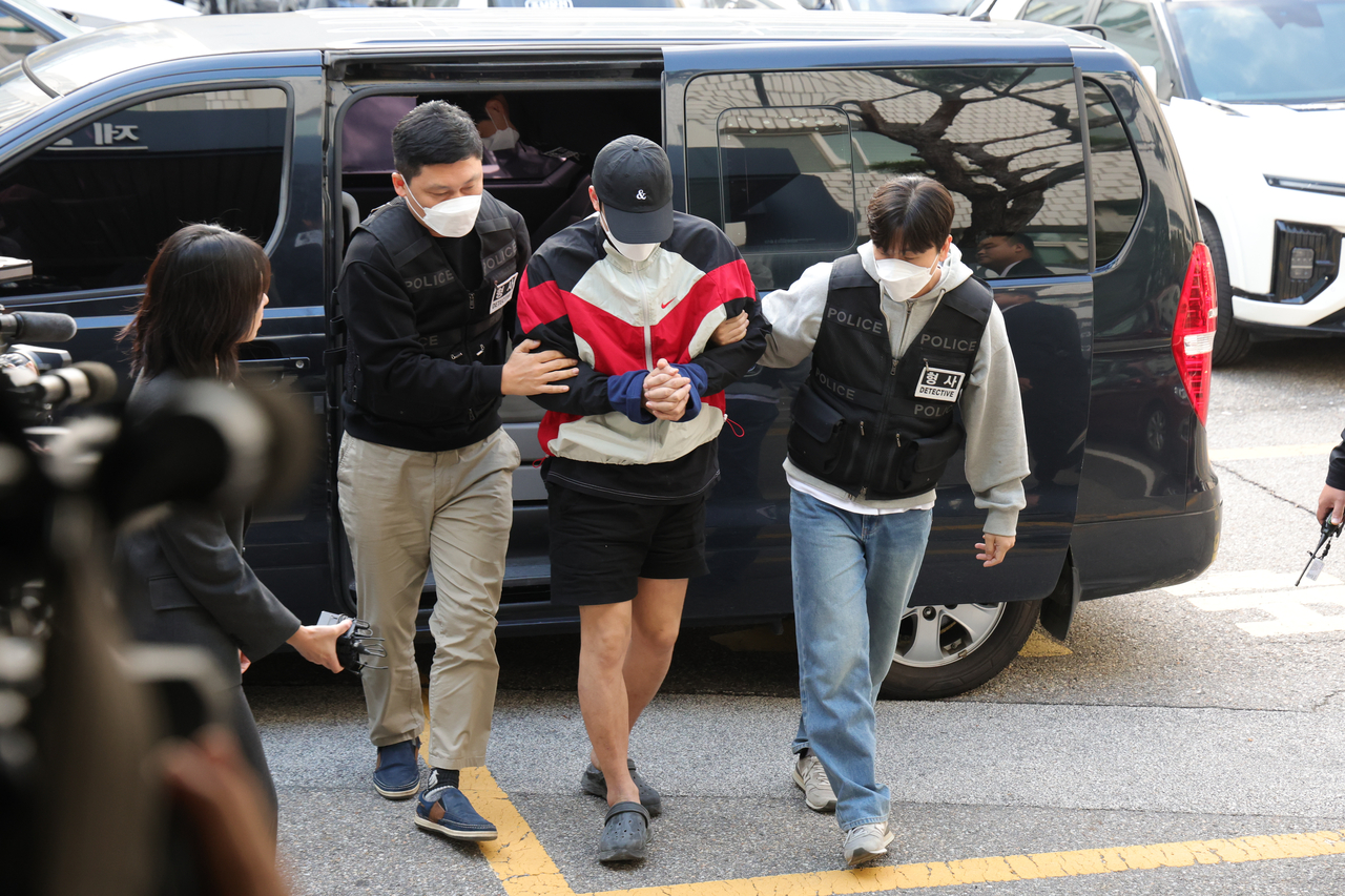 Suspects extradited from Cambodia are escorted to the Uijeongbu District Court in Gyeonggi Province to attend a pretrial detention hearing on Tuesday. (Yonhap)