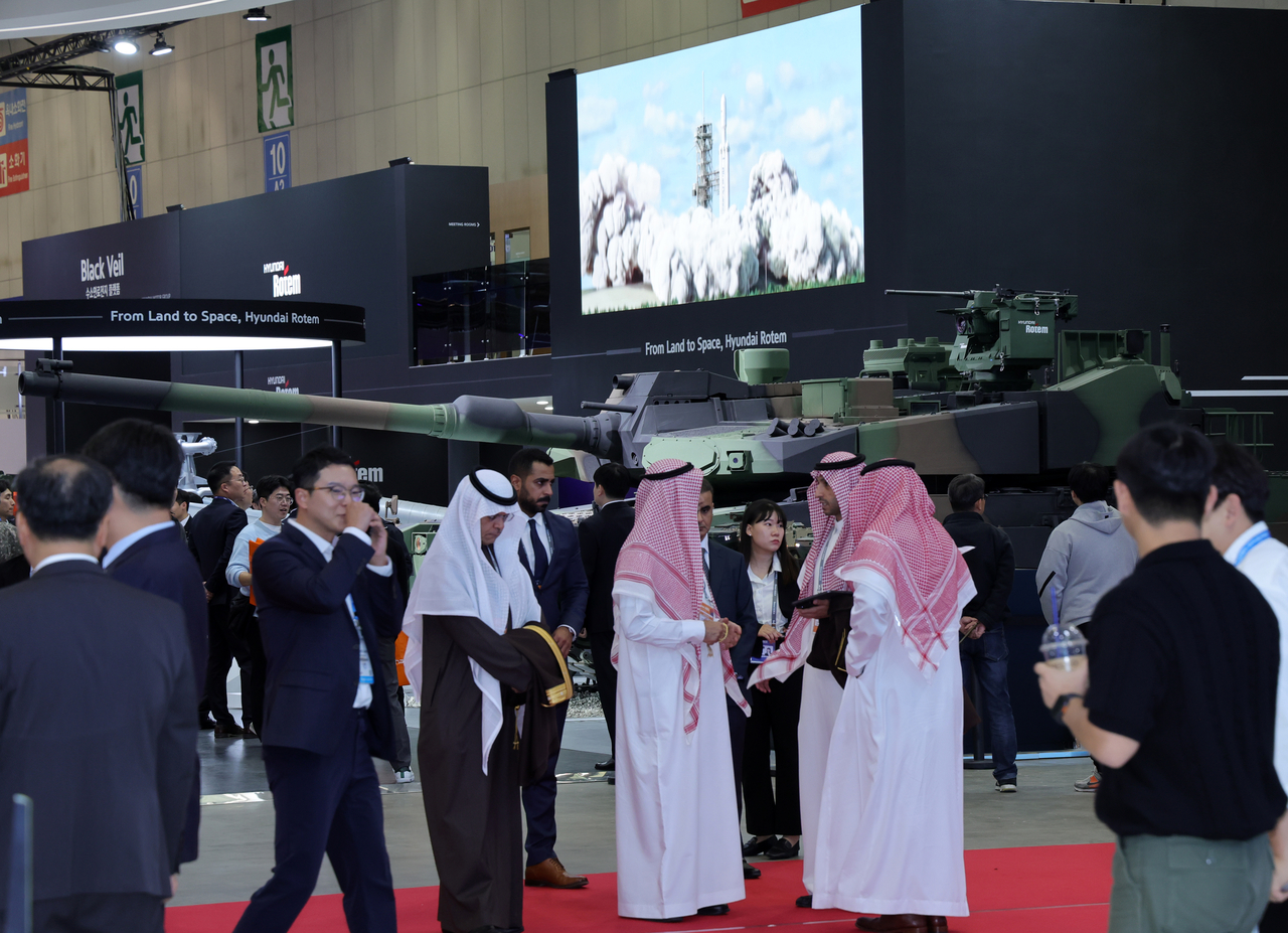 On the opening day of the Seoul International Aerospace & Defense Exhibition held at Kintex in Goyang, Gyeonggi Province, on Monday, foreign attendees look around advanced weapons produced by South Korean arms-makers on display. (Yonhap)