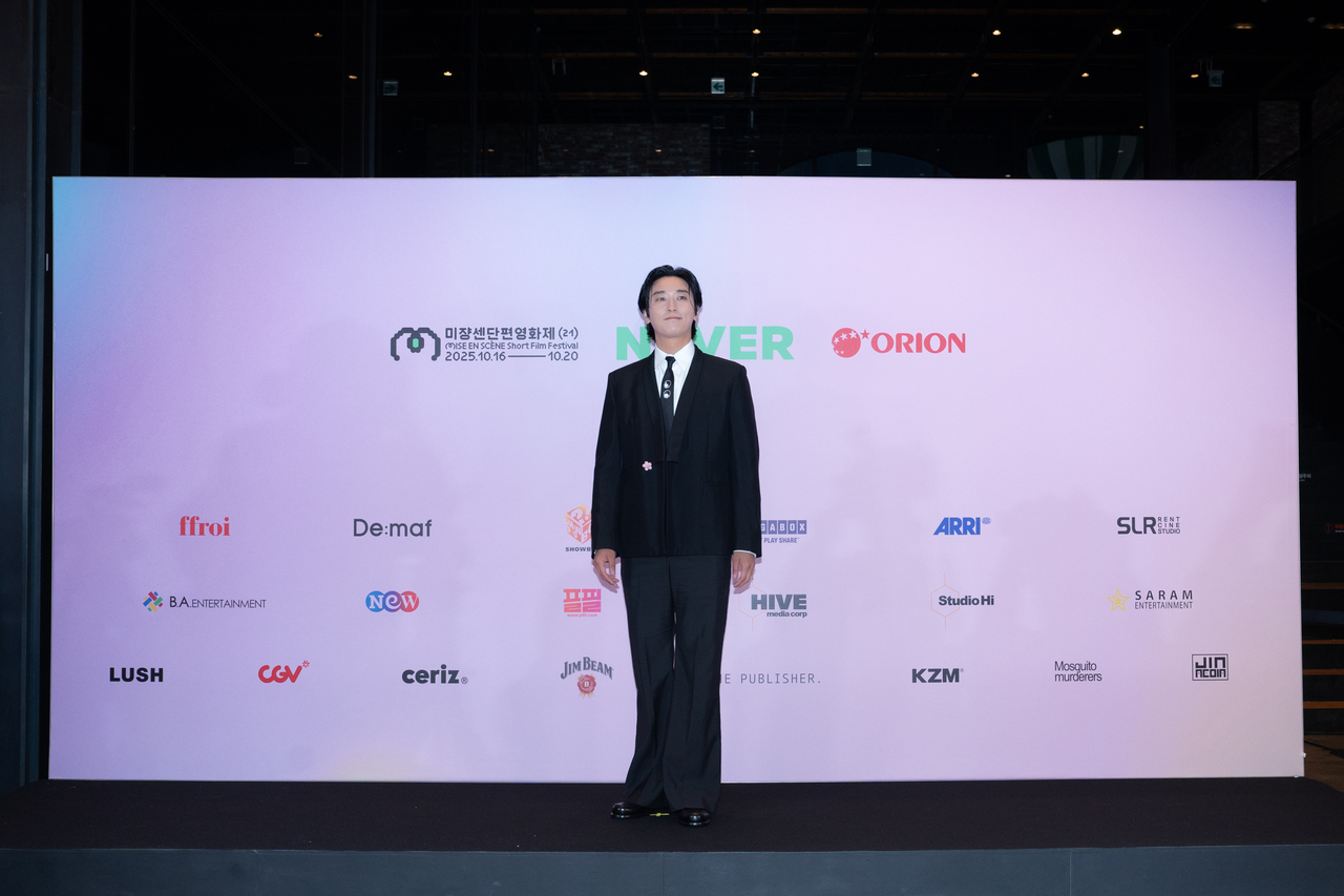 Ju Ji-hoon poses for a photo during an opening ceremony held on Thursday in Yongsan, Seoul (Cine 21)