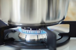 “차라리 전자파가 낫다”…전문가 ‘당장 바꾸라’ 경고한 주방 필수품