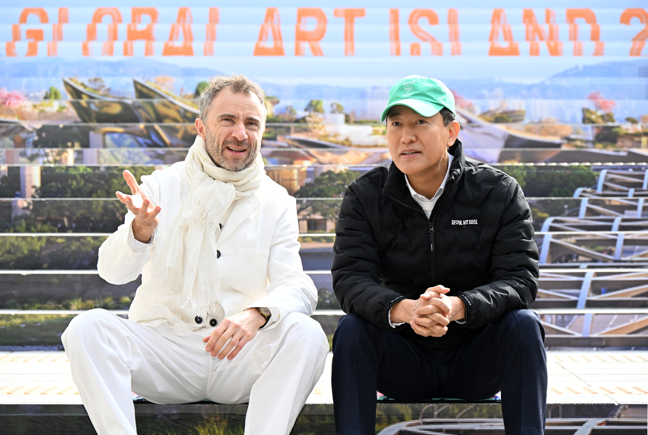 Seoul Mayor Oh Se-hoon (right) and English designer Thomas Heatherwick talk with one another during the groundbreaking ceremony of Nodeul Global Art Island on Tuesday. (Seoul Metropolitan Government)