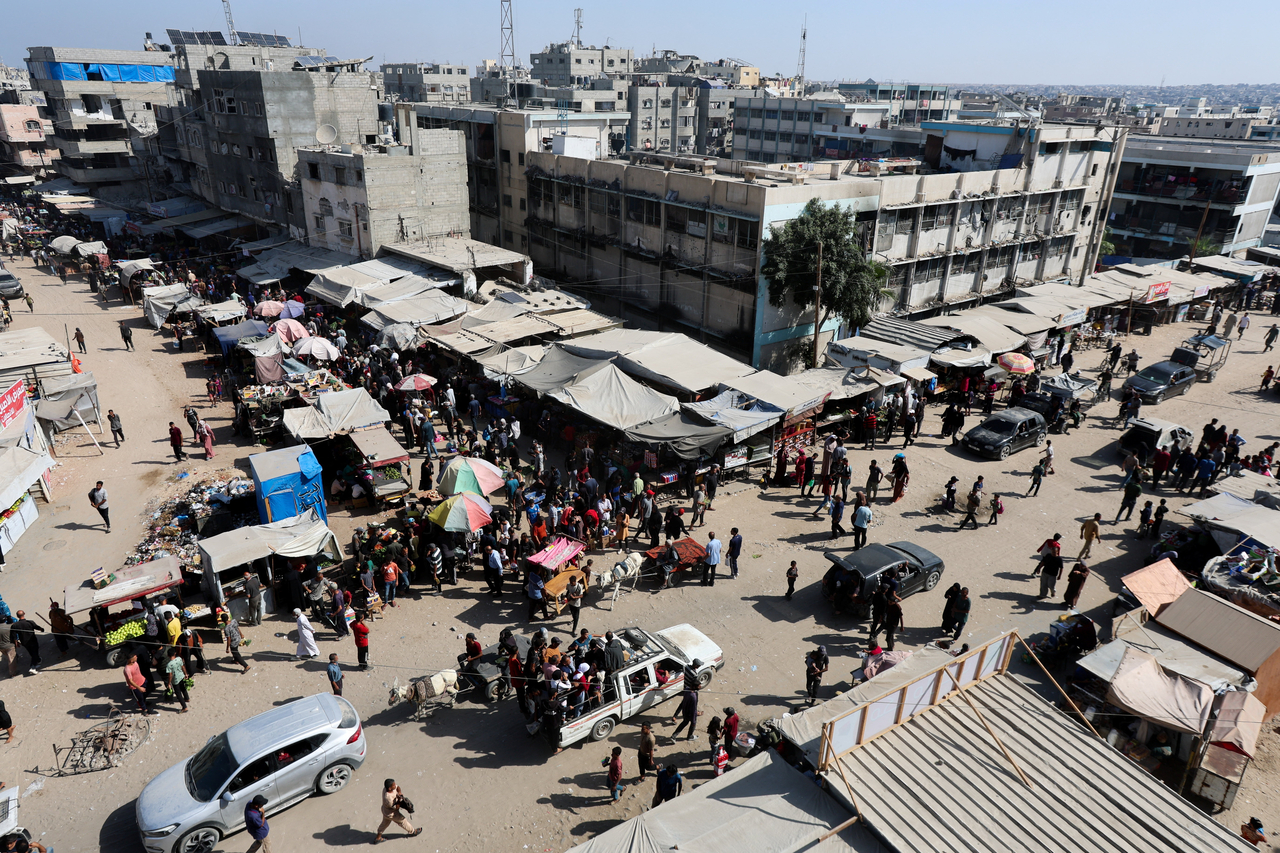 Palestinians shop at a market, amid a ceasefire between Israel and Hamas, in Khan Younis, southern Gaza Strip, Monday. (Reuters-Yonhap)
