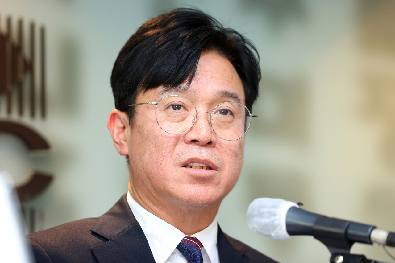 Labor Minister Kim Young-hoon speaks during a press conference with foreign correspondents at the Press Center in Seoul, Monday. (Yonhap)