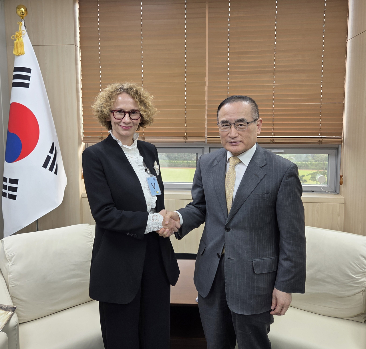 Wi Sung-lac (right), director of the National Security Office, shakes hands with NATO Deputy Secretary-General Radmila Sekerinska during their meeting in Seoul on Monday. (Presidential office)