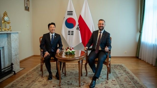 Kang Hoon-sik (left), presidential chief of staff, and Polish Deputy Prime Minister and Defense Minister Wladyslaw Kosiniak-Kamysz pose for a photo in Warsaw, Poland, Monday. (Polish defense minister’s X account)
