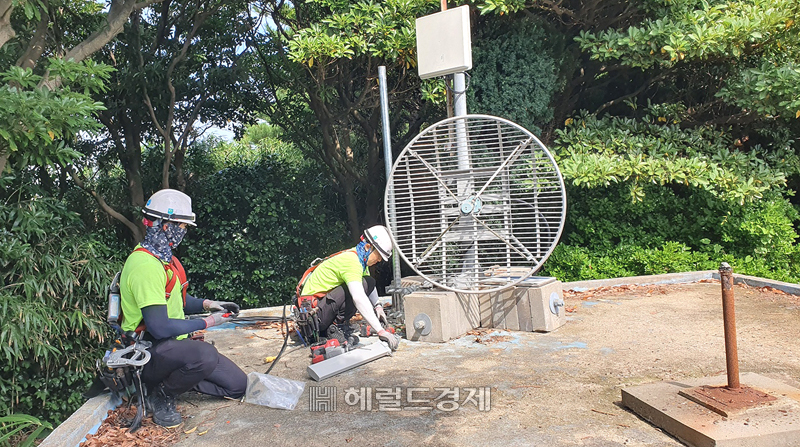 KT가 10여년전 울릉군죽도에 설치한 오래된 통신장비를  철거하고 새로운 장비를 교체하고 있다.